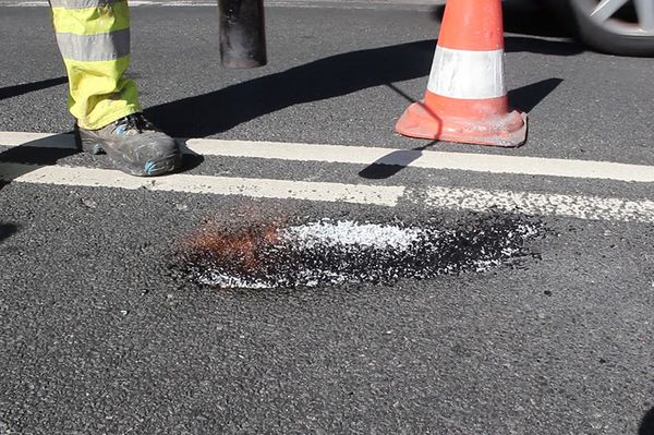 Door de verhitting bind de thermoplast zich met de bitumen in het asfalt.